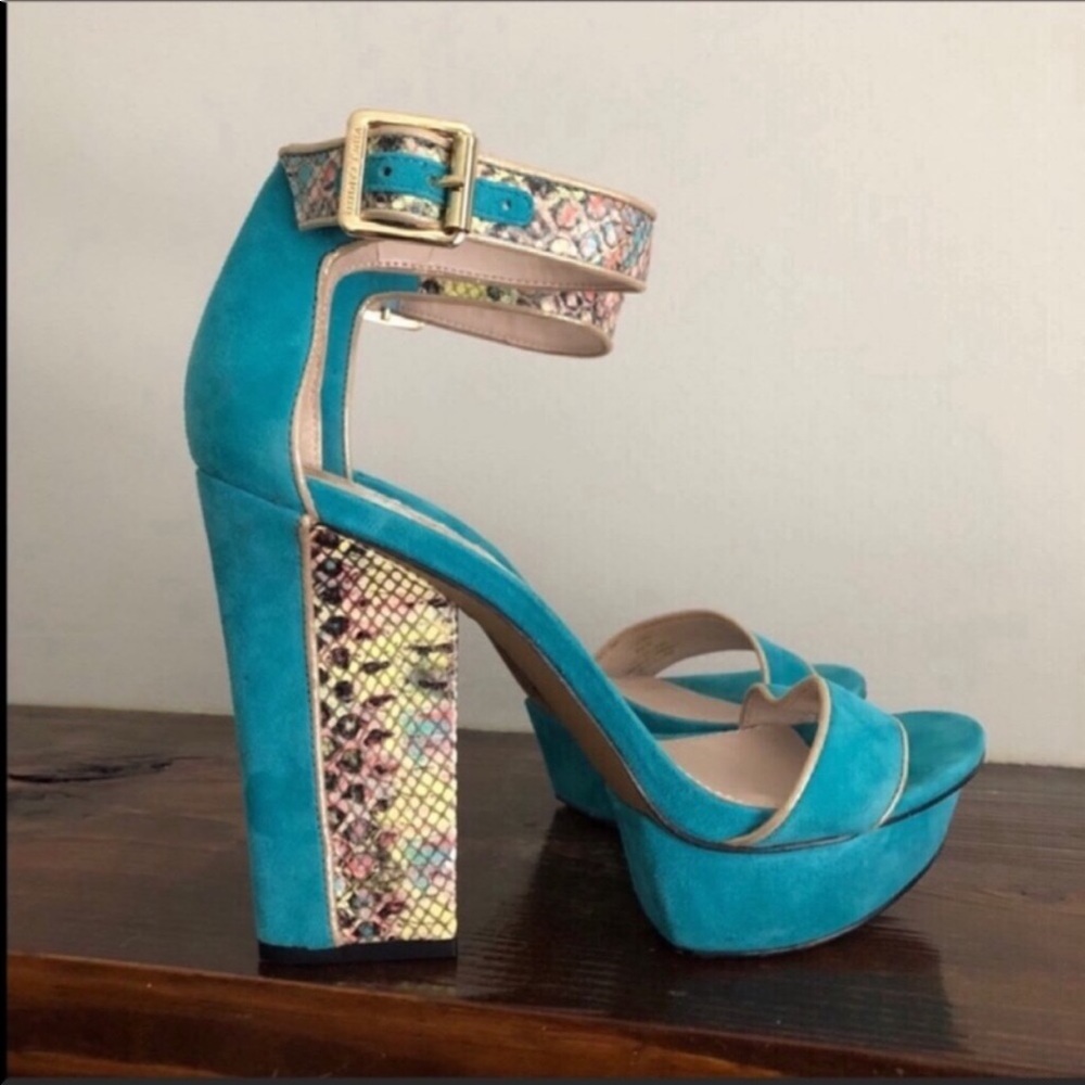 VINCE CAMUTO Nedra Suede Platform Heels 8M